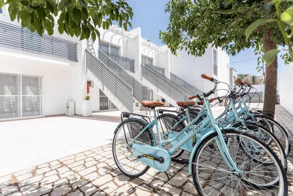Biciclette a disposizione degli ospiti davanti al residence