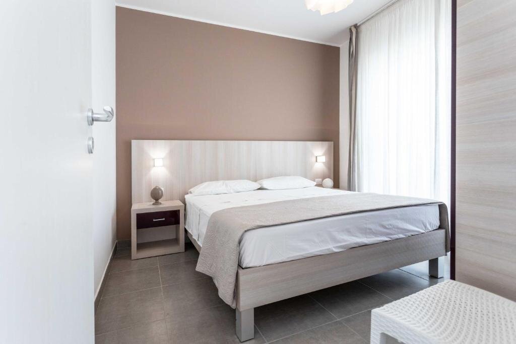 Camera da letto di un appartamento del Blu Marine Residence