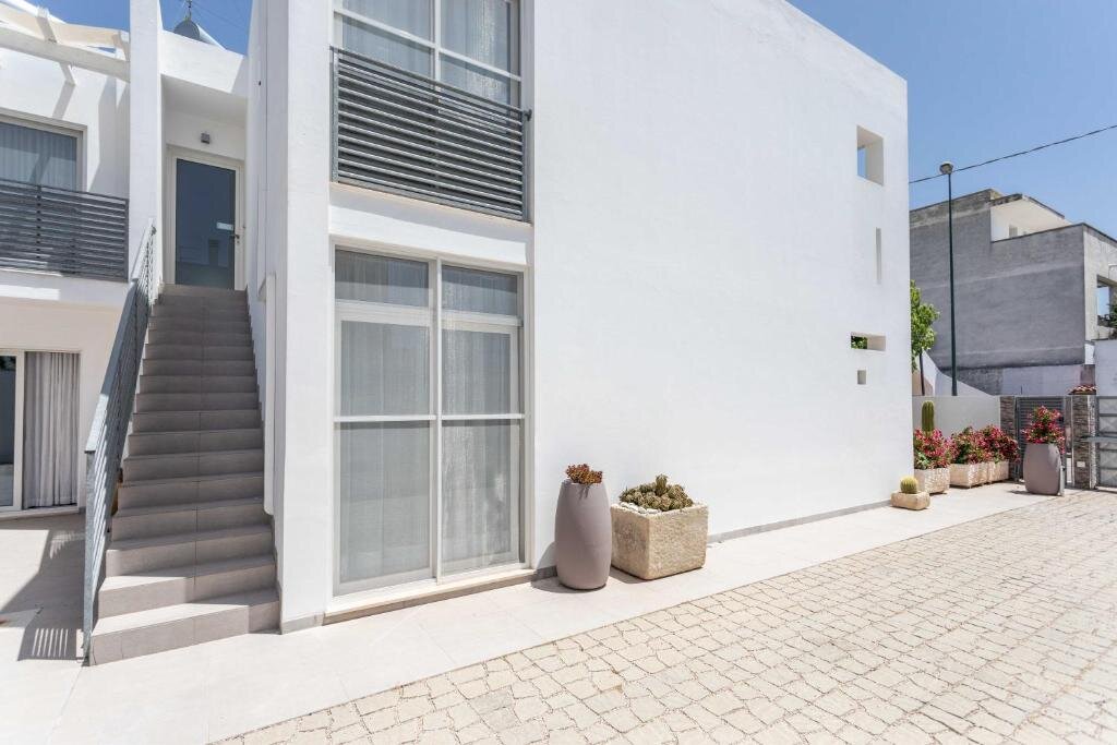 Esterno bianco del Blu Marine Residence a Porto Cesareo